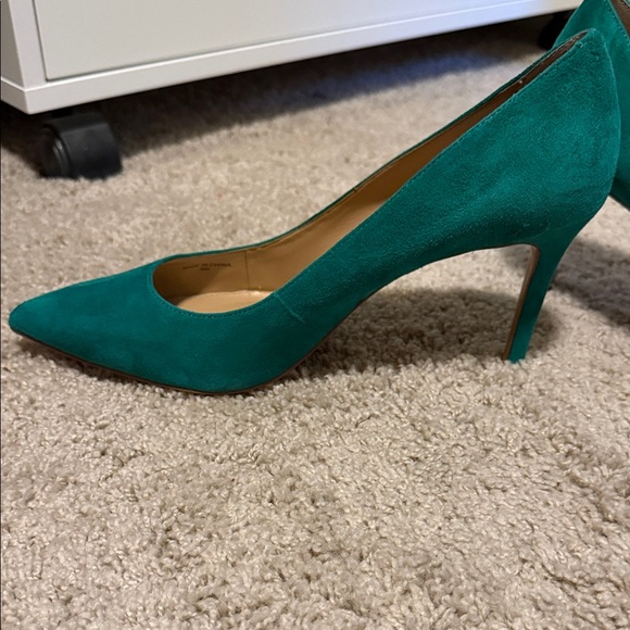 Banana Republic Emerald Green Suede Pumps - size 9 - Picture 3 of 10